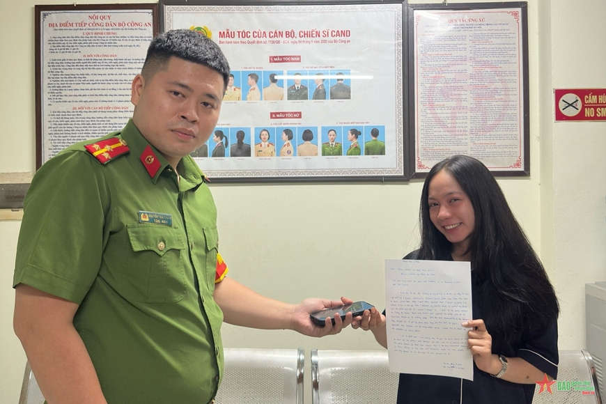 Công an Hà Nội trao trả tài sản bị thất lạc cho nữ du khách Philippines